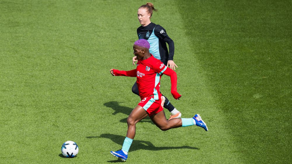 Temwa dribbling the soccer ball against Gotham FC.
